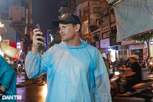 The grilled banana shop has a turnover of 20 million VND/day, with customers waiting in the rain to buy