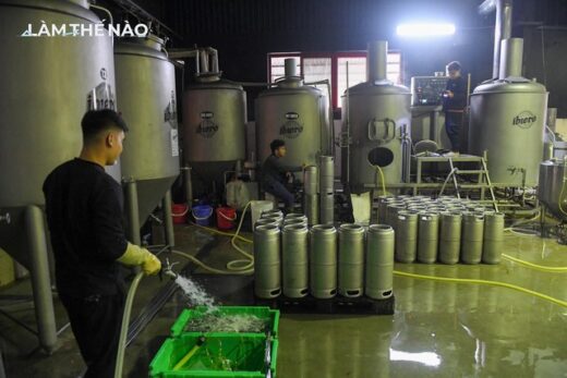 A close-up of the process of making a fragrant beer with the scent of Hanoi green rice, which can be eaten with both pig intestines and lobster