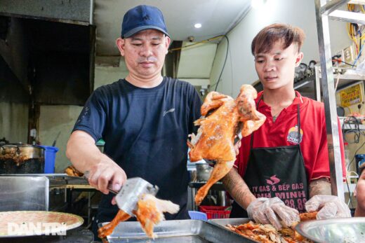 Chicken pho “bathed” with 17 spices, roasted until golden brown, sells several hundred bowls a day in Hanoi