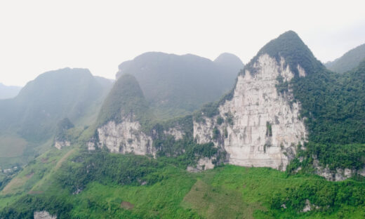 Camping on the white cliff overlooking the Nho Que river