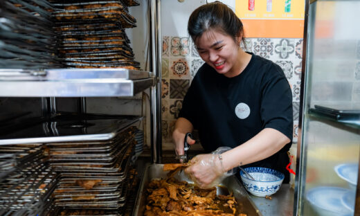 Hanoi's bun cha eatery draws crowds with 600 daily servings