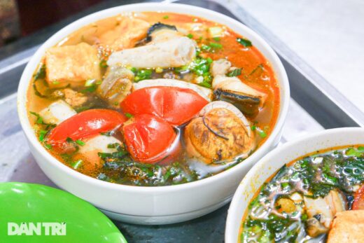 A unique trick helps the owner of a Hanoi snail noodle shop sell 500 bowls/day