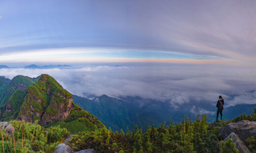 Hunting clouds, watching the maple forest changing leaves on Ngu Chi Son peak