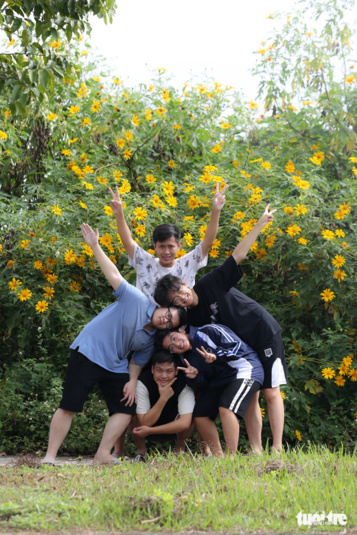 Check-in on the wildflower road at the largest university in Vietnam